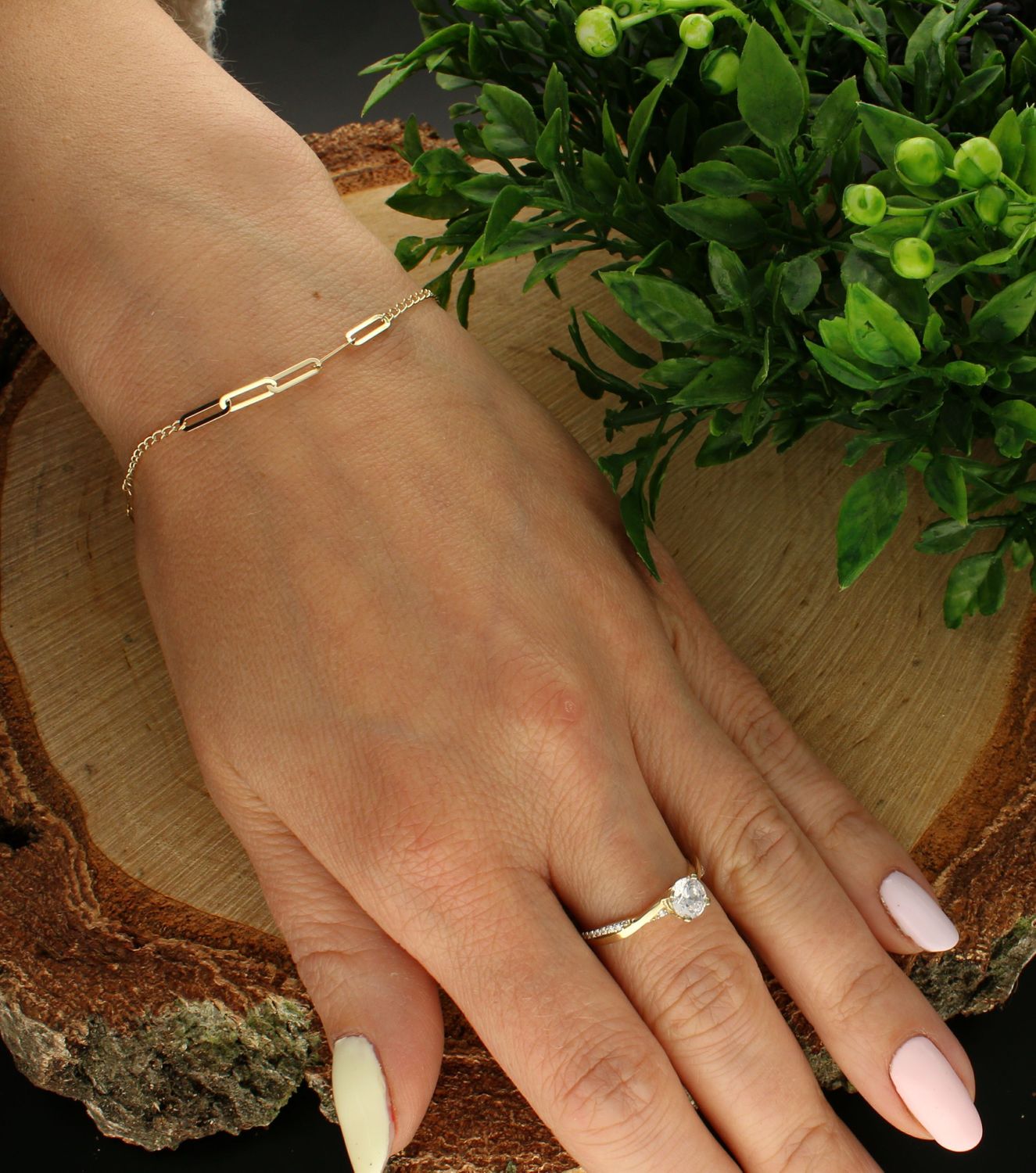 Bransoletka złota 333 celebrytka z podłużnymi elementami BR 6693A 333. Złota bransoletka damska. Złota bransoletka celebrytka. Bransoletka damska złota próby 333. Bransoletka idealna do każdej stylizacji. Bransoletka damska i (1).jpg